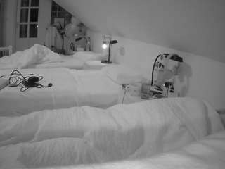 voyeurcam-julmodels-bed-3