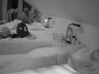 voyeurcam-julmodels-bed-3 camsoda