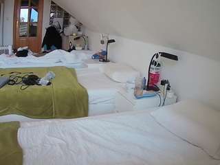 voyeurcam-julmodels-bed-3 camsoda