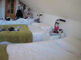 voyeurcam-julmodels-bed-3 camsoda