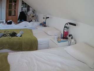voyeurcam-julmodels-bed-3 camsoda