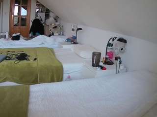 voyeurcam-julmodels-bed-3 camsoda