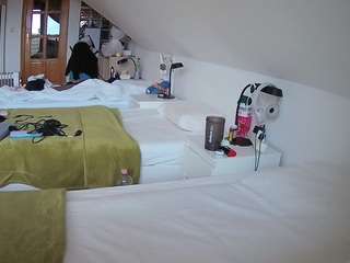 voyeurcam-julmodels-bed-3 camsoda