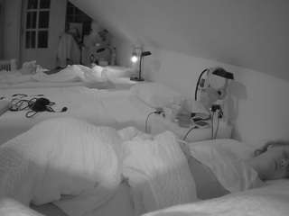 voyeurcam-julmodels-bed-3 camsoda