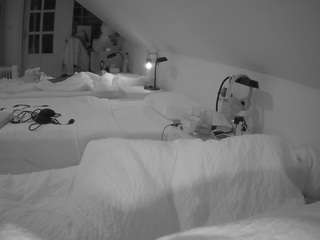 voyeurcam-julmodels-bed-3 camsoda