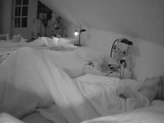 voyeurcam-julmodels-bed-3