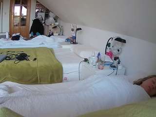 voyeurcam-julmodels-bed-3 camsoda