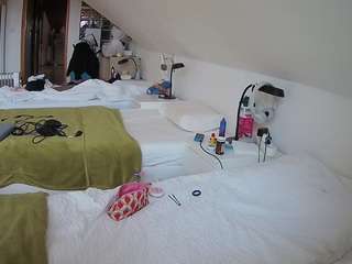 voyeurcam-julmodels-bed-3 camsoda