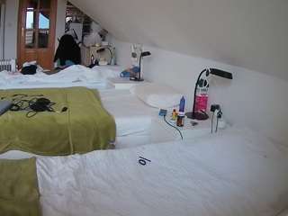 voyeurcam-julmodels-bed-3 camsoda