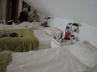 voyeurcam-julmodels-bed-3 camsoda