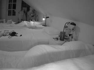 voyeurcam-julmodels-bed-3 camsoda