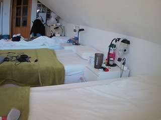 voyeurcam-julmodels-bed-3 camsoda
