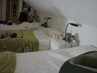 voyeurcam-julmodels-bed-3 camsoda