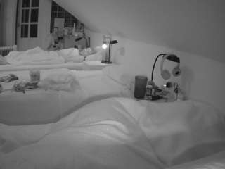 voyeurcam-julmodels-bed-3 camsoda