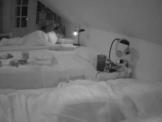 voyeurcam-julmodels-bed-3 camsoda