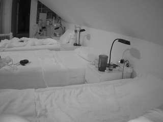 voyeurcam-julmodels-bed-3 camsoda
