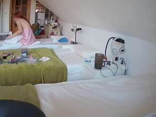 voyeurcam-julmodels-bed-3 camsoda