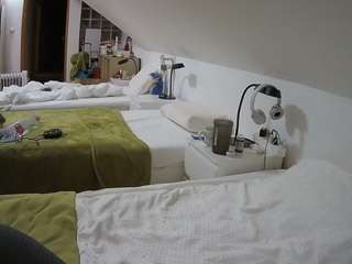 voyeurcam-julmodels-bed-3 camsoda