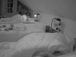 voyeurcam-julmodels-bed-3 camsoda