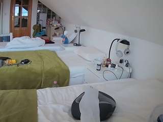 voyeurcam-julmodels-bed-3 camsoda