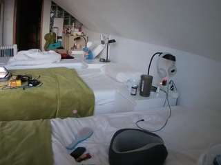 voyeurcam-julmodels-bed-3 camsoda