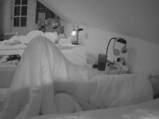 voyeurcam-julmodels-bed-3 camsoda