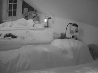 voyeurcam-julmodels-bed-3 camsoda
