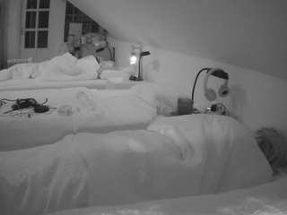 voyeurcam-julmodels-bed-3 camsoda