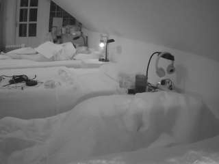 voyeurcam-julmodels-bed-3 camsoda