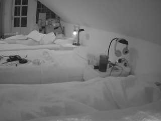 voyeurcam-julmodels-bed-3 camsoda