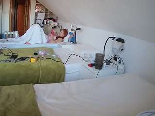 voyeurcam-julmodels-bed-3 camsoda