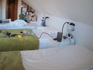 voyeurcam-julmodels-bed-3 camsoda