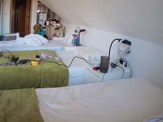 voyeurcam-julmodels-bed-3 camsoda