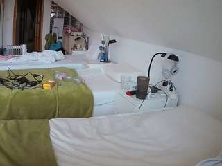 voyeurcam-julmodels-bed-3 camsoda