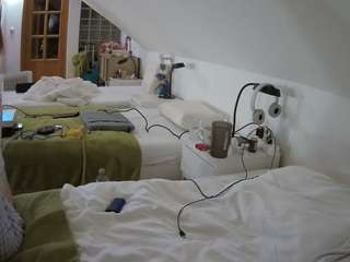 voyeurcam-julmodels-bed-3 camsoda