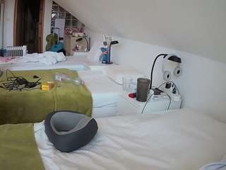 voyeurcam-julmodels-bed-3 camsoda