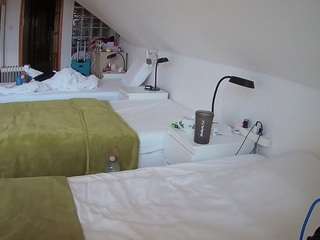 voyeurcam-julmodels-bed-3 camsoda