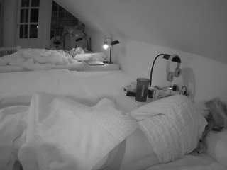 voyeurcam-julmodels-bed-3 camsoda