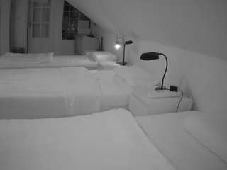 voyeurcam-julmodels-bed-3 camsoda