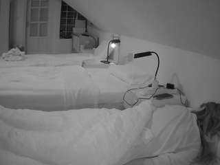 voyeurcam-julmodels-bed-3's CamSoda show and profile