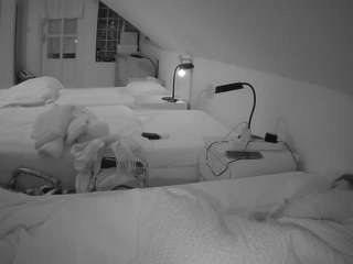 voyeurcam-julmodels-bed-3's CamSoda show and profile