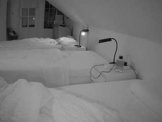 voyeurcam-julmodels-bed-3