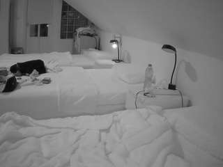 voyeurcam-julmodels-bed-3 webcam