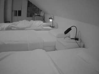 voyeurcam-julmodels-bed-3 webcam