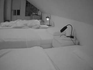 voyeurcam-julmodels-bed-3 webcam