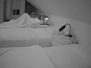 voyeurcam-julmodels-bed-3 webcam