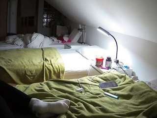 voyeurcam-julmodels-bed-3