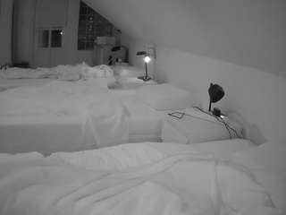 voyeurcam-julmodels-bed-3 webcam