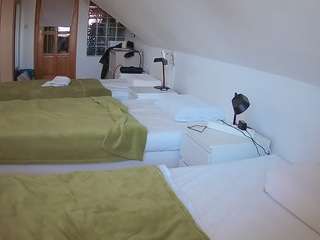 voyeurcam-julmodels-bed-3's CamSoda show and profile