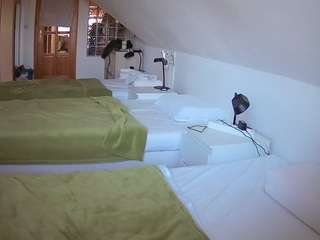 voyeurcam-julmodels-bed-3 webcam